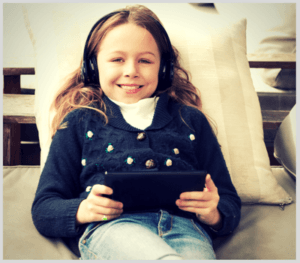 Enfant qui écoute un vidéo et augmente sa consommation internet 