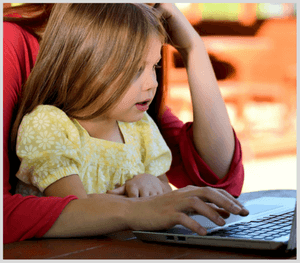 Parent veillant à la sécurité de son enfant sur Internet