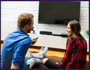 Un couple écoute la télévision