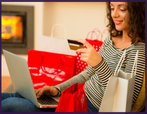 Femme qui fait un achat en ligne après les conseils de son fournisseur internet